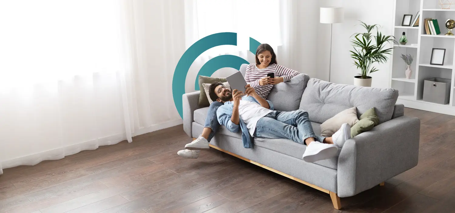 Mann und Frau sitzen auf dem Sofa von Martin Buchner Haustechnik