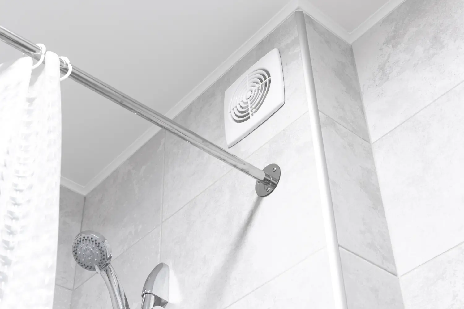 Badezimmerlüfter im modernen Innendesign einer Wohnung