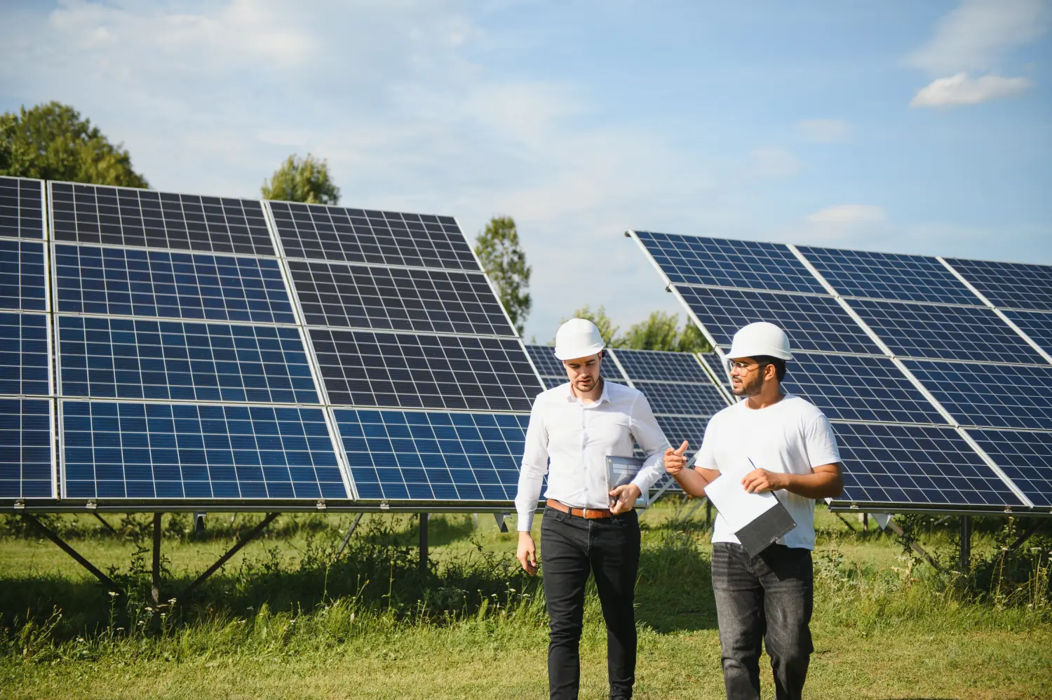 Indischer Ingenieur und Geschäftsmann plant neues Ökoprojekt rund um Solarpanel